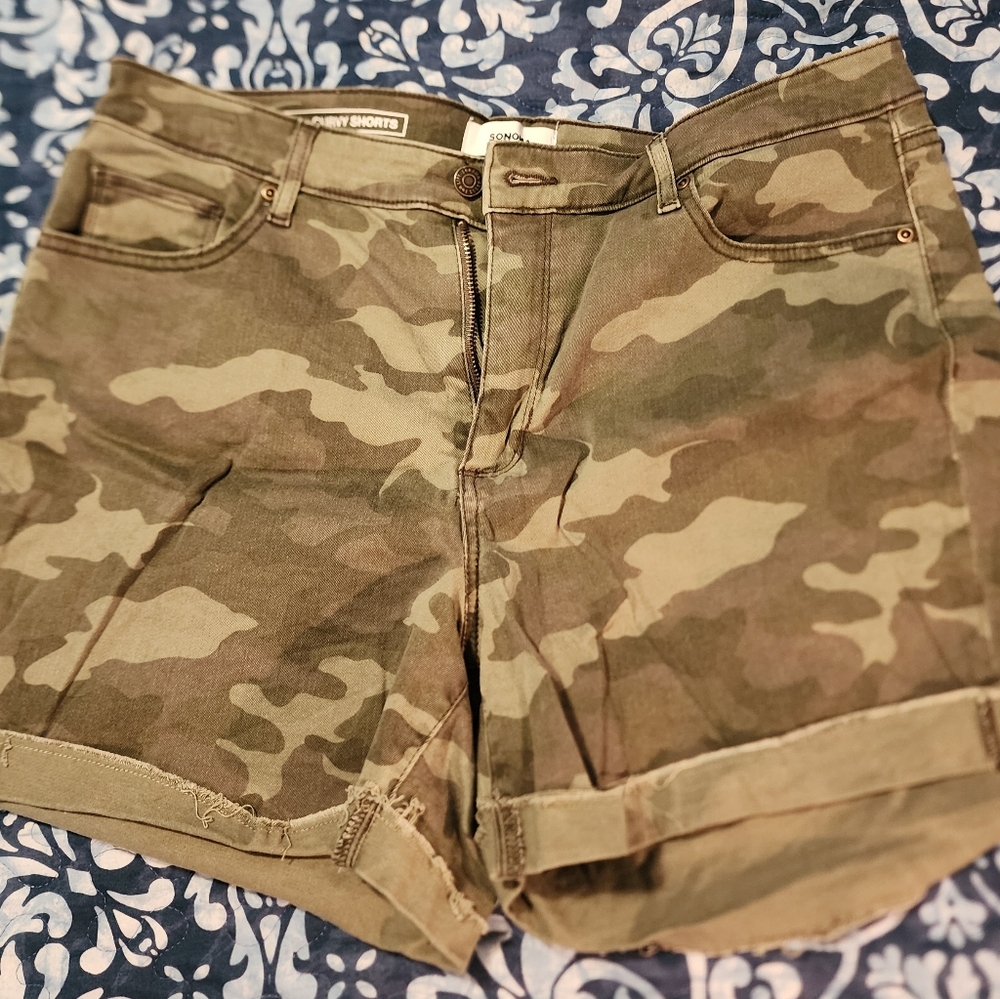 EUC Womens Sonoma Curvy Camo Green Denim Shorts